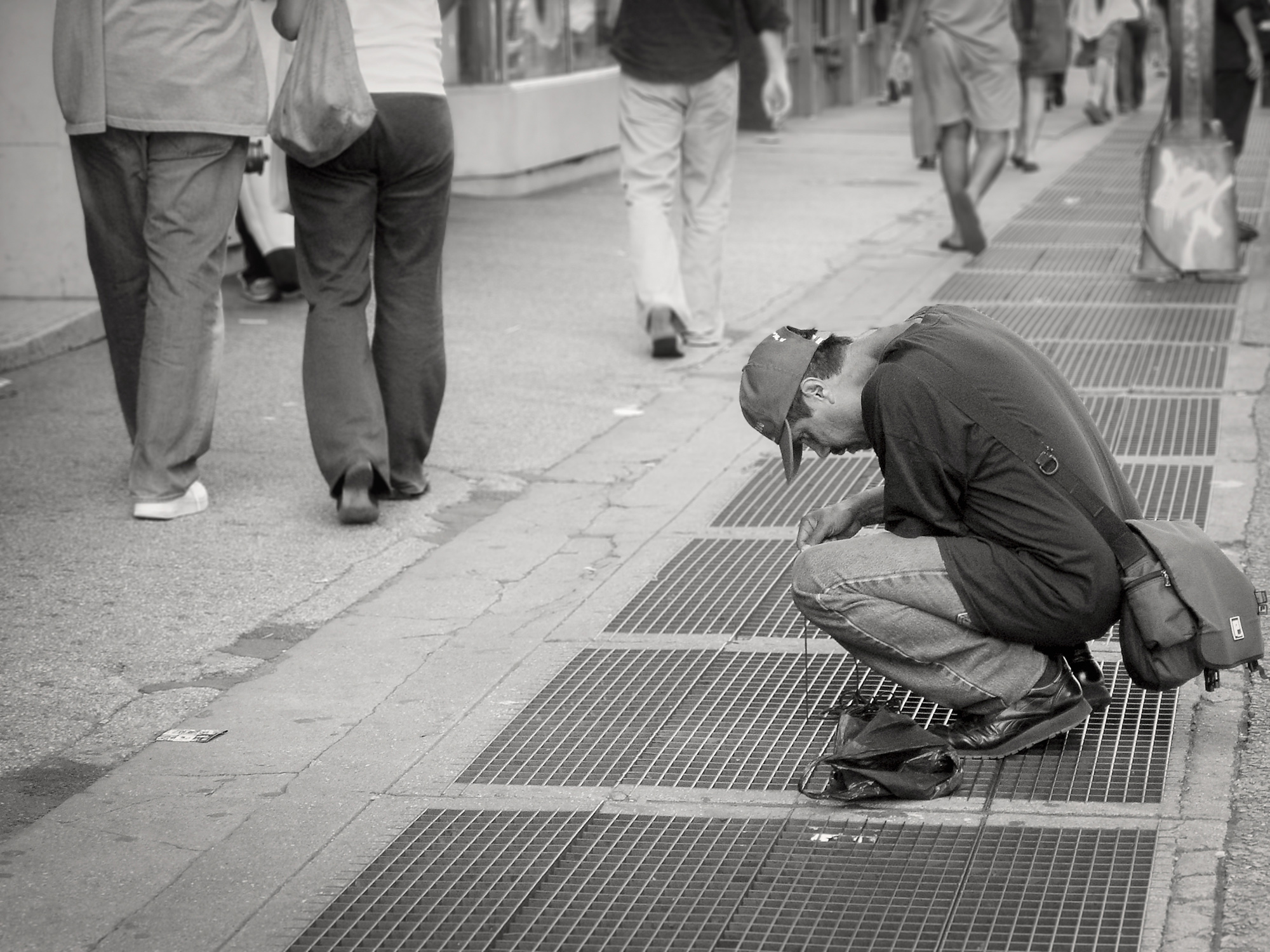 Christoph Radke, New York City, man fishing for coins, 2005